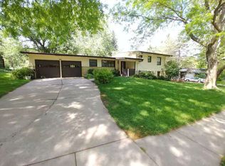 5826 Sunrise Rd, Lincoln, NE 68510