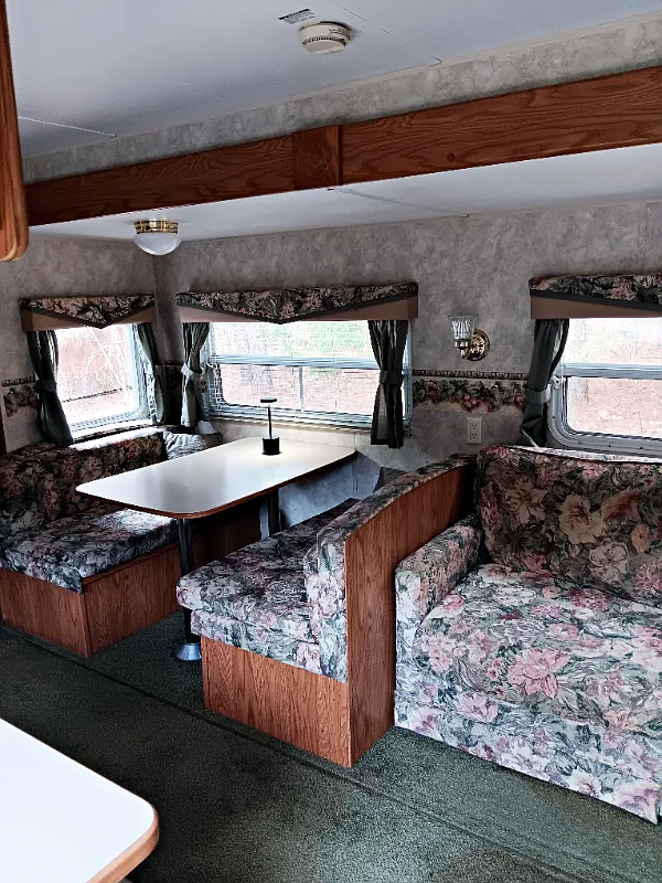 Springdale 2004 furnished travel trailer — Photo 1