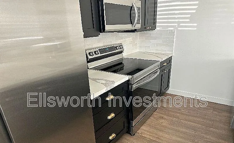 2 bed, 1.0 bath, 725 sqft, $2,995 — Photo 2