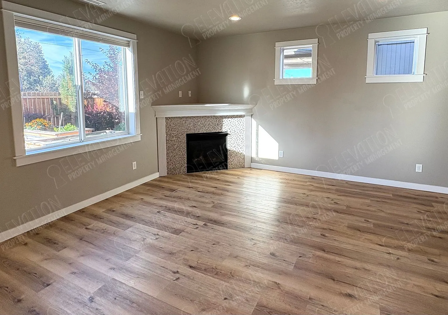 Spacious 3-Bedroom Home with Canal Access & Mountain Views — Photo 3