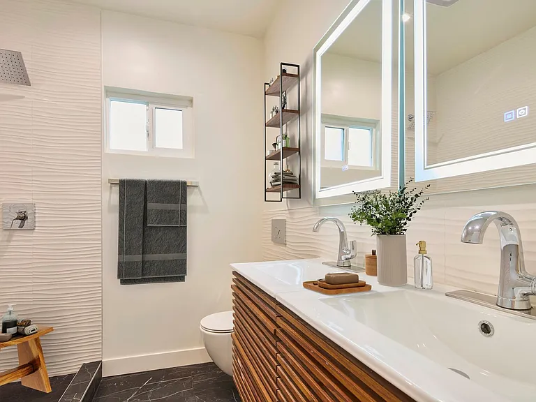 1047 N Sierra Bonita Ave — Photo 3