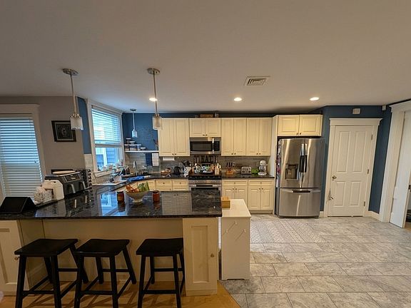 4th image of 219 Lexington St APT 2