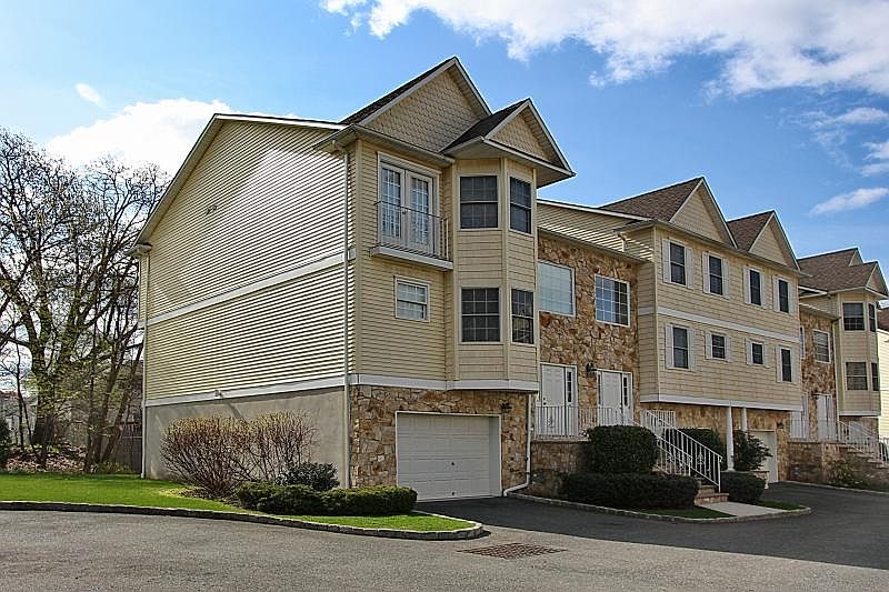 1st image of 28 BELLE OAK LN