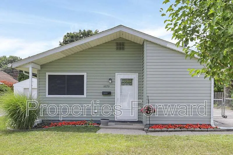 3 bed, 1.0 bath, 986 sqft, $1,750 — Photo 3