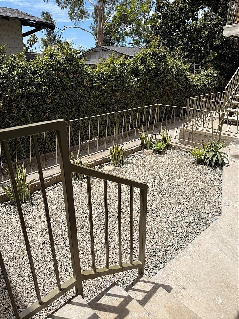2 bed, 750 sqft, $3,290 — Photo 2