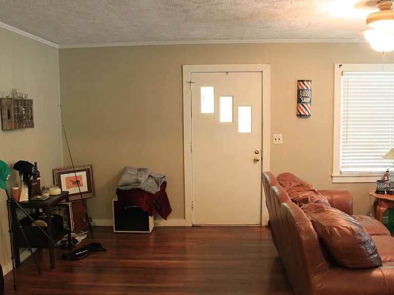 406 White Dr — Photo 2