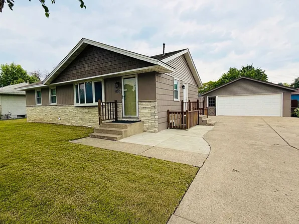 1924 Whitewater Trl N, Brooklyn Park, MN 55444