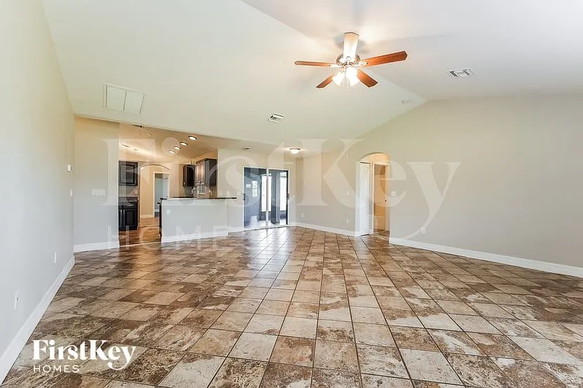 4 bed, 2.0 bath, 2503 sqft, $2,130 — Photo 4
