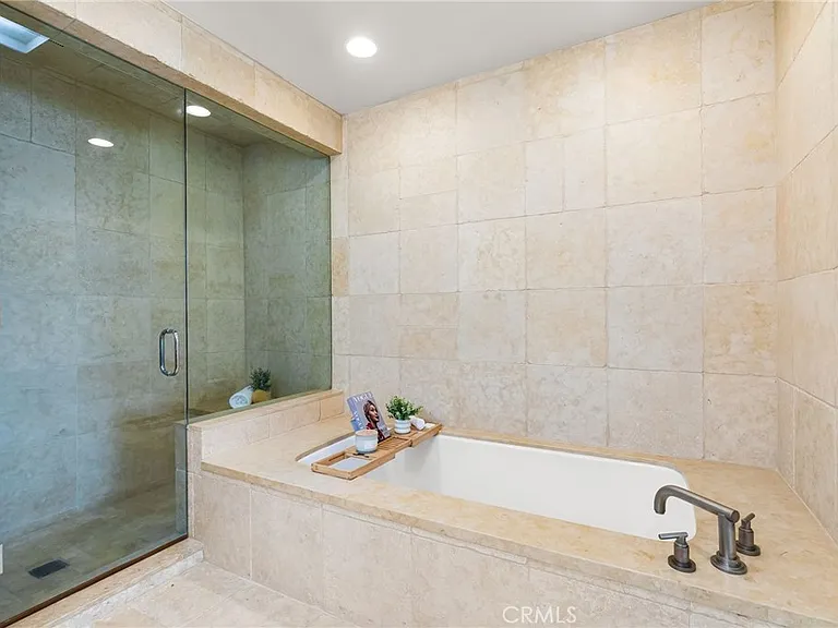 1554 E Oceanfront — Photo 34