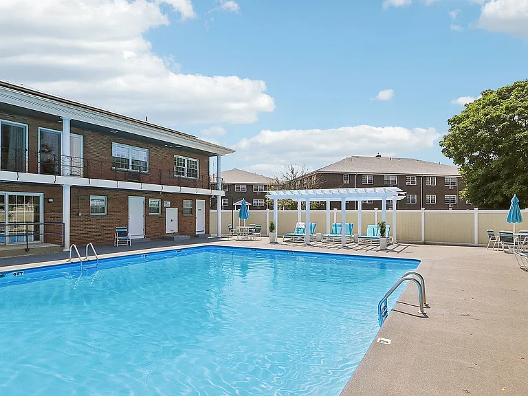 12 Heritage Dr-007