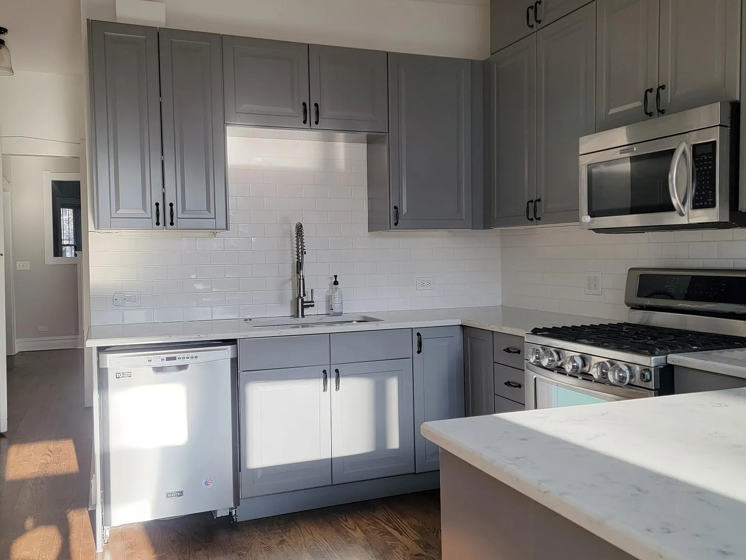 4 bed, 2586 sqft, $4,800 — Photo 4