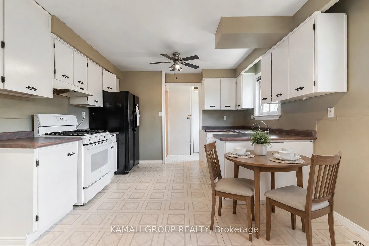 4 bed, $2,600 — Photo 4