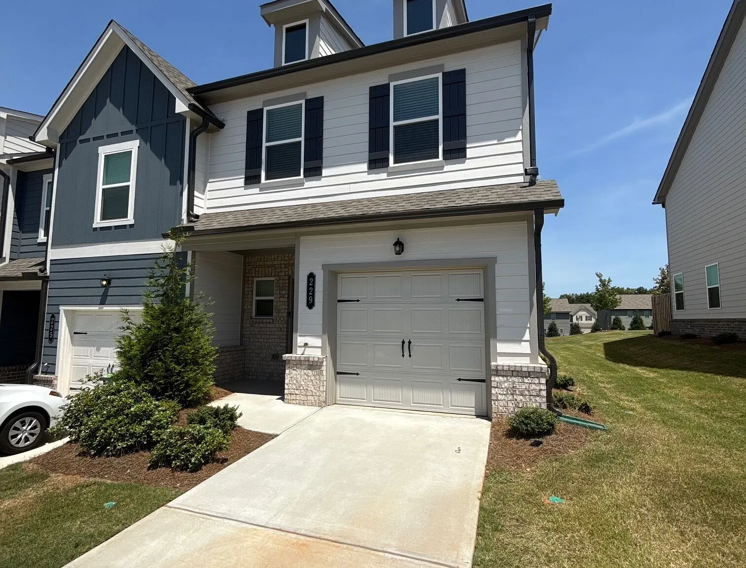 3 bed, 2.5 bath, 1552 sqft, $1,975 — Photo 1