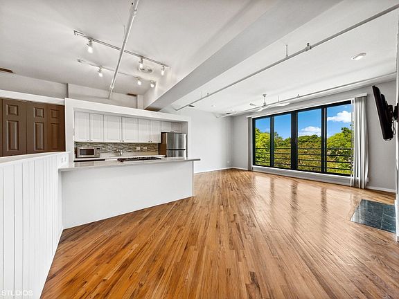 3rd image of 2011 W Belmont Ave APT 305