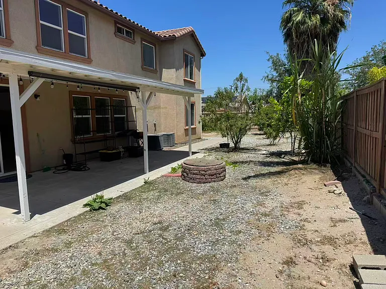 1070 Hawthorne Dr — Photo 9
