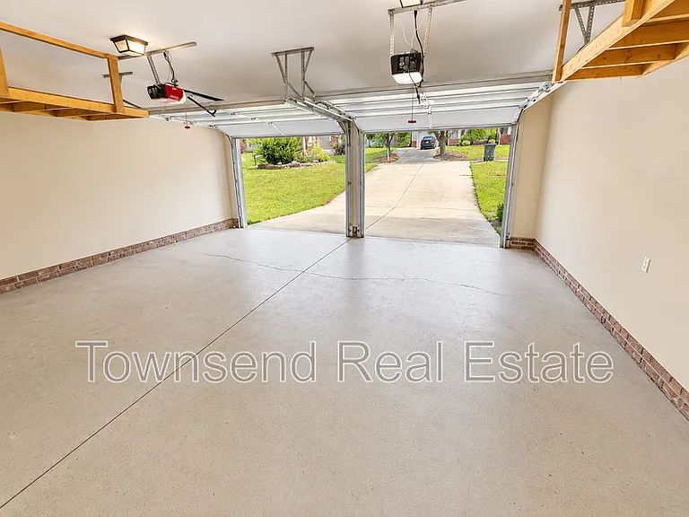 2937 Delaware Dr — Photo 4