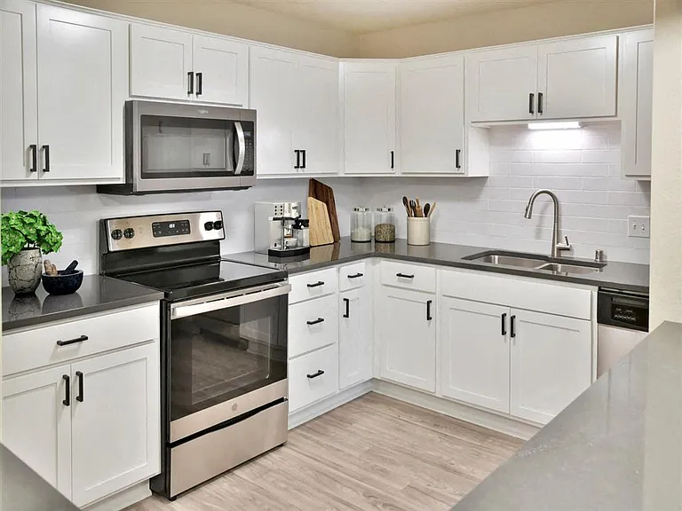 Creekside Apartments — Photo 13