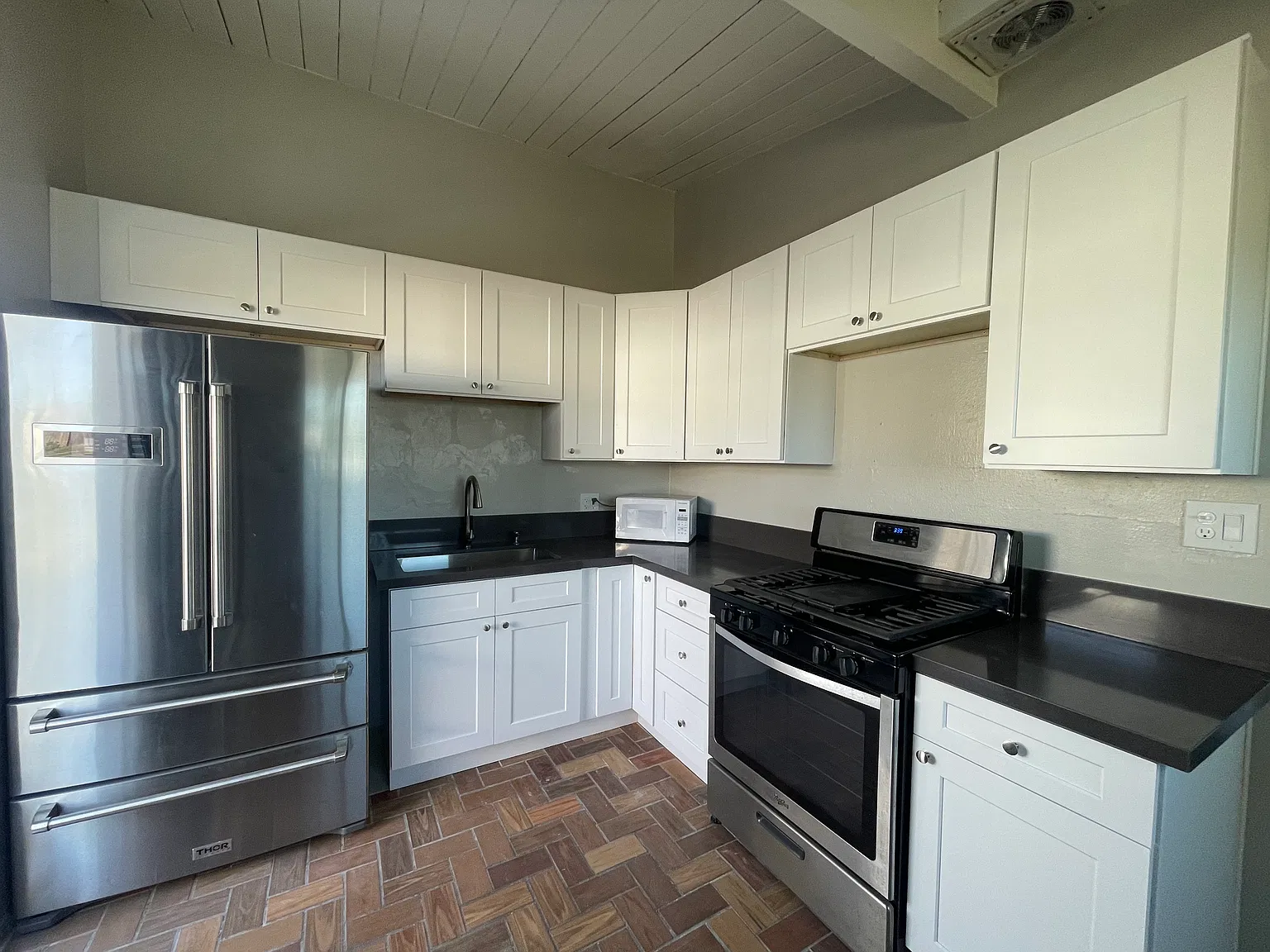 2 bed, 730 sqft, $2,400 — Photo 1