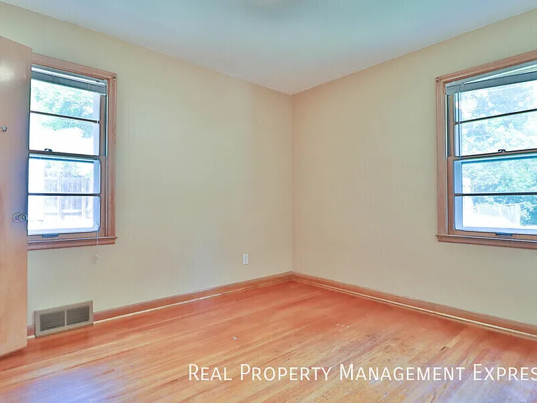 1904 S Hawthorne Ave — Photo 10