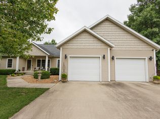 2744 S Forsythia Ln, Saint Anne, IL 60964