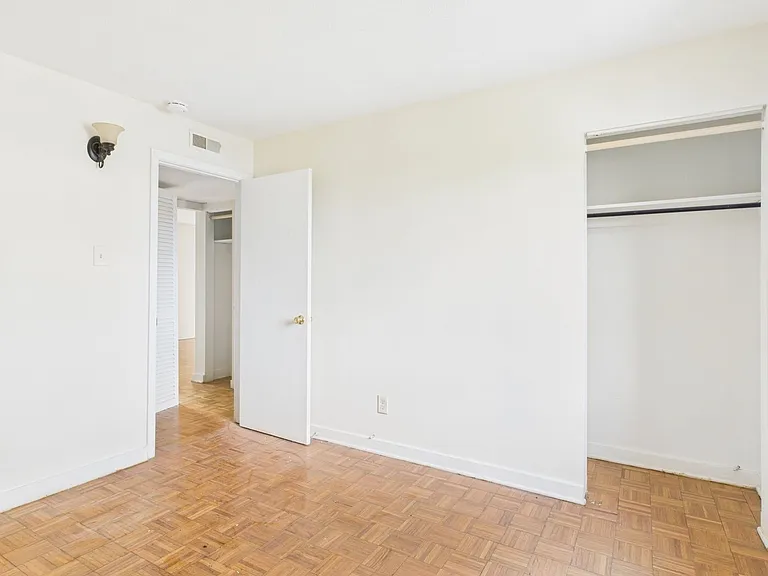 Forest Square Apartments — Photo 30