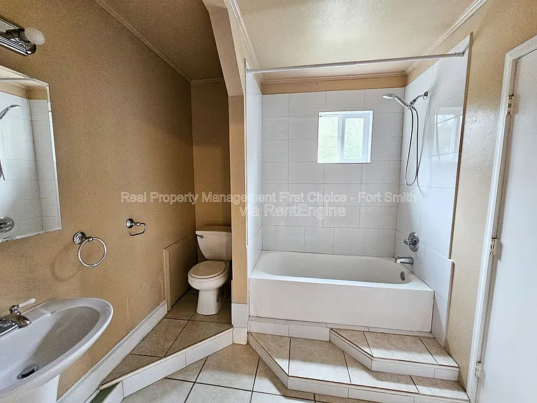 1008 S 23rd St — Photo 15