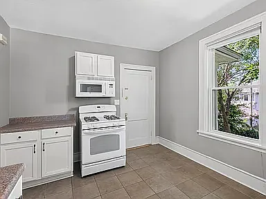 4 bed, 2400 sqft, $2,600 — Photo 4