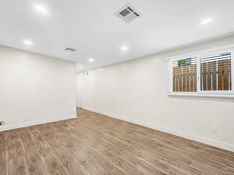750 W 1st St — Photo 11