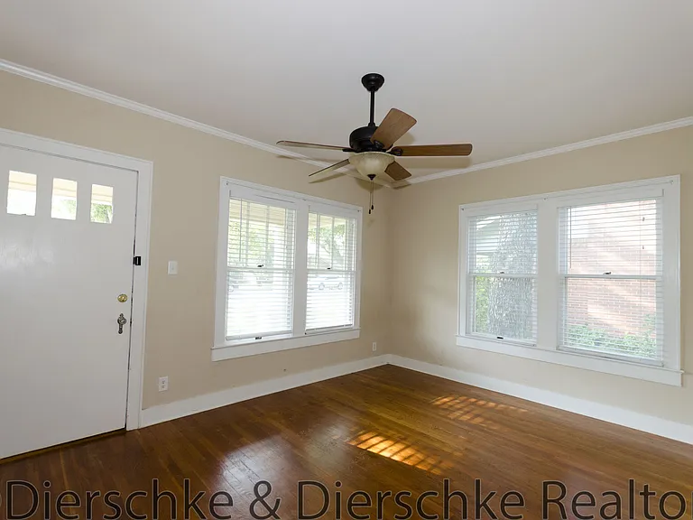 1007 Austin St — Photo 3