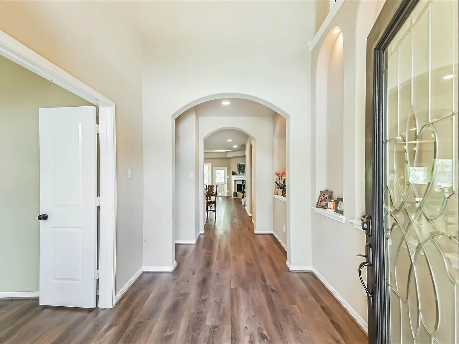 4 bed, 2.5 bath, 2910 sqft, $3,100 — Photo 2