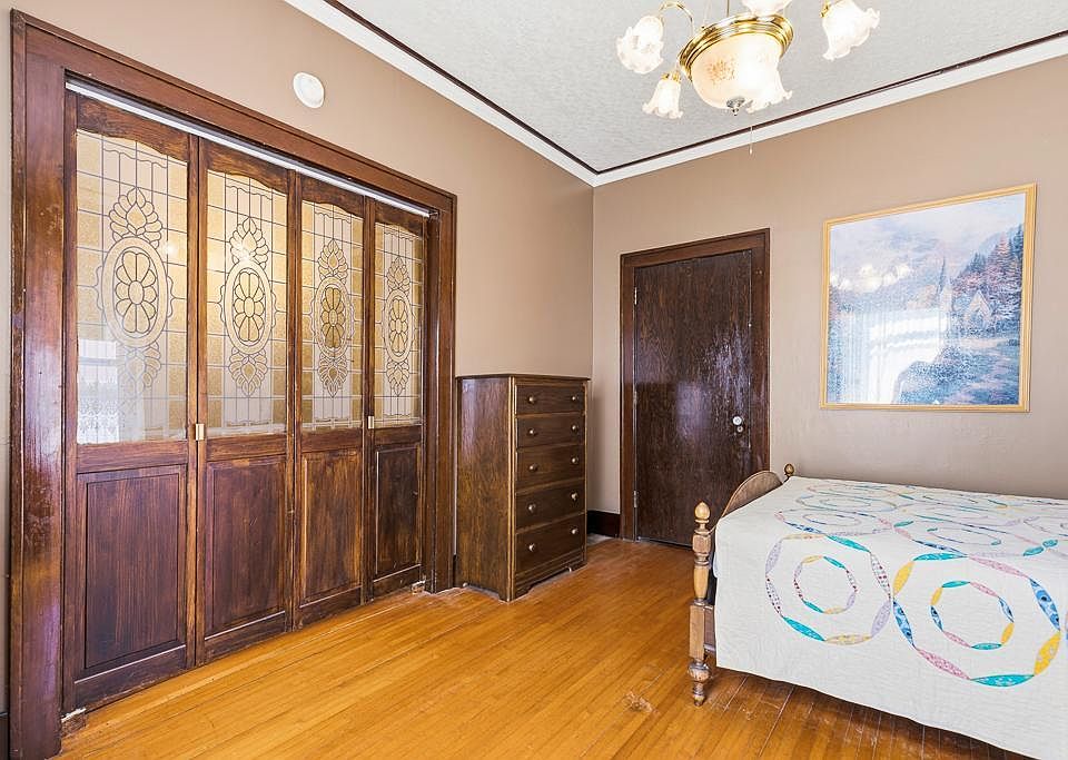76th image of 200 N Park St