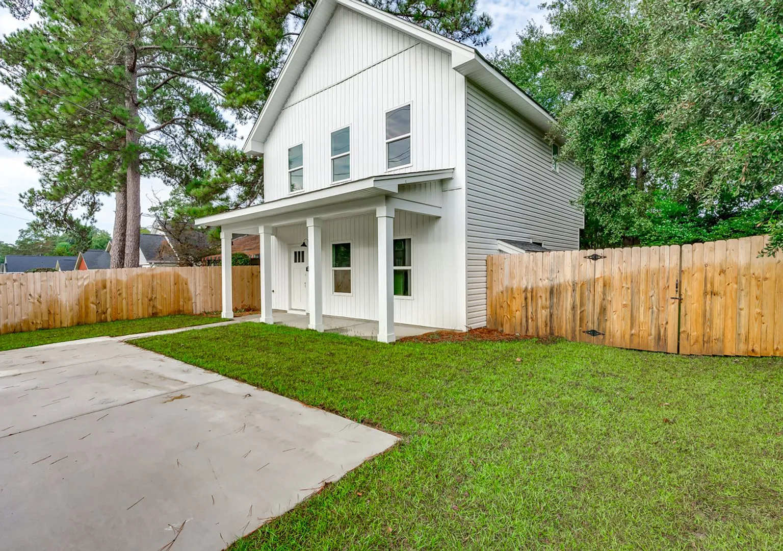 Pre-Leasing for the 27-28 School Year! Unbeatable Location — Photo 4