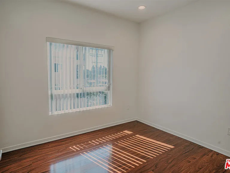 12132 Hart St #301 — Photo 19