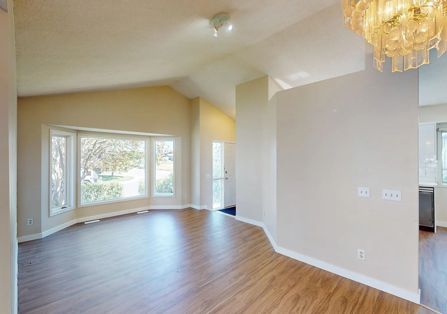 37 Martingrove Way Ne — Photo 4