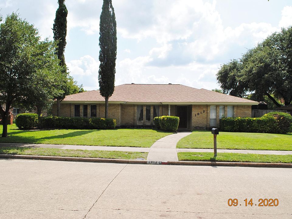 Front view, quiet, family friendly neighborhood