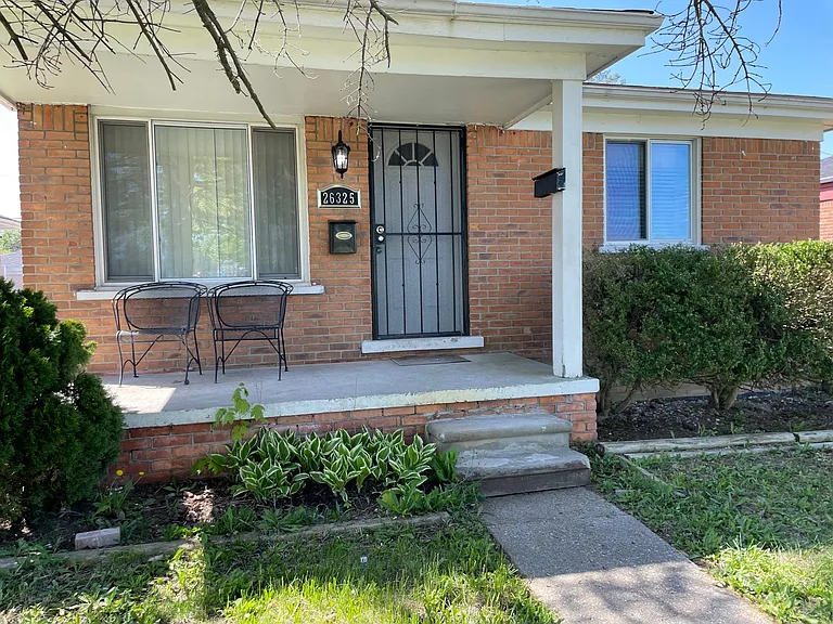 26325 Notre Dame St — Photo 4