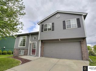 1136 Devon Dr, Papillion, NE 68046