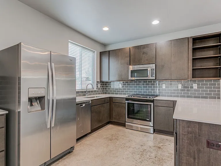 330 Clay St #24 — Photo 8