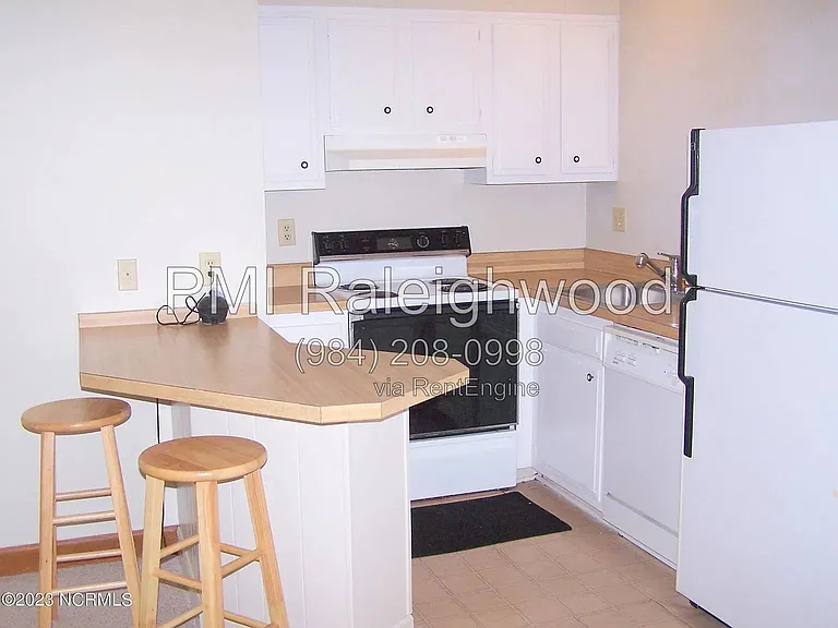 220 Foxkroft Dr — Photo 5