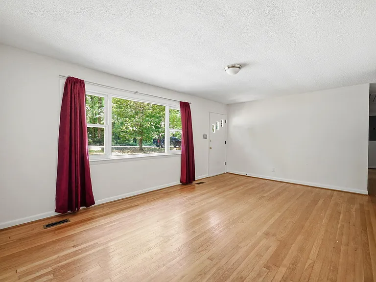 139 Windsor Cir — Photo 5