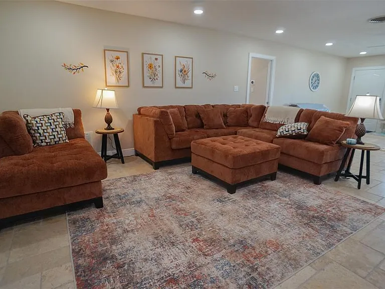 929 Lantana Ave — Photo 8