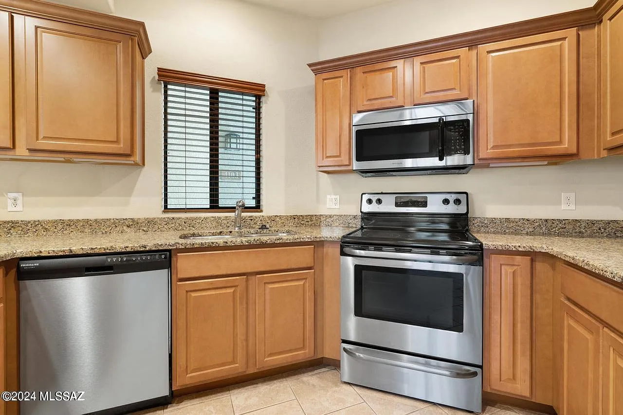 3 bed, 2.0 bath, 1296 sqft, $2,100 — Photo 2