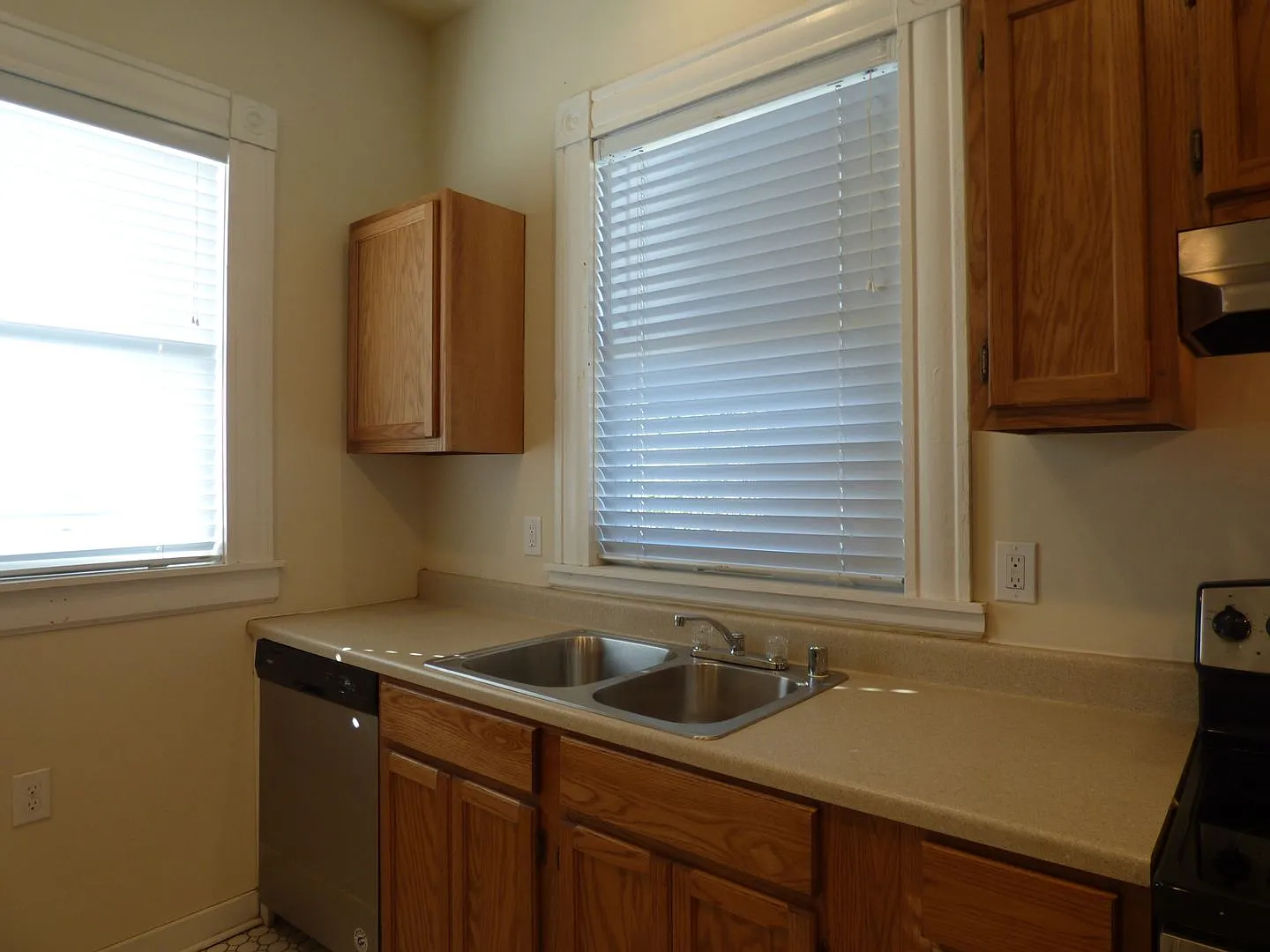 Vintage, Renovated SF House! High Ceilings, HW Floors, Covered Porch, Off-Street Parking! — Photo 4