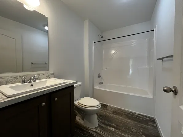 23 Ash Dr #Ash23, Olmsted Falls, OH 44138