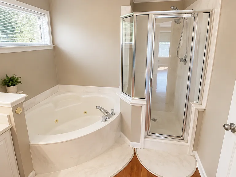 9901 Woodland Bend Dr — Photo 11