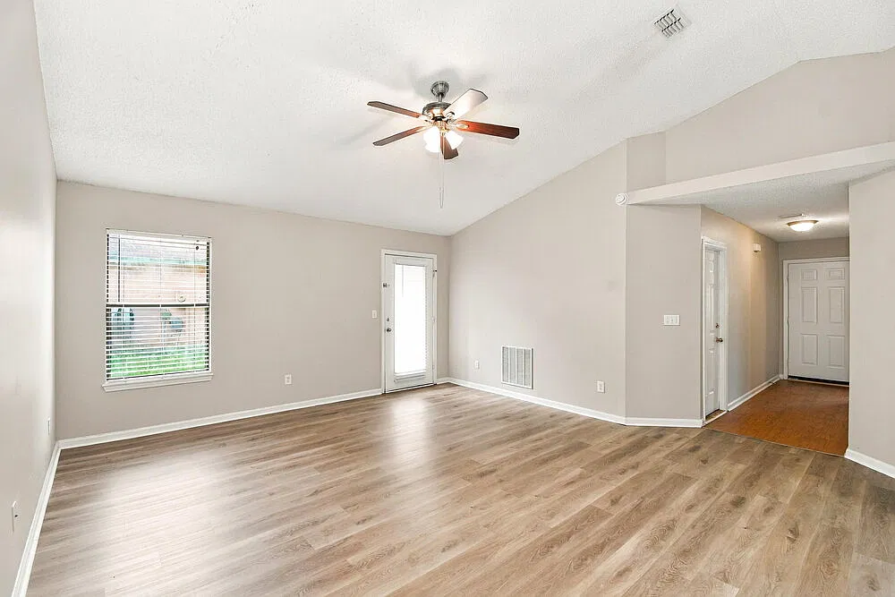 3 bed, 2.0 bath, 1300 sqft, $1,670 — Photo 3