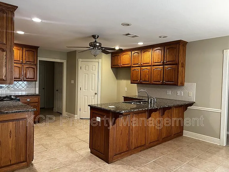 2109 Barrington Dr — Photo 16