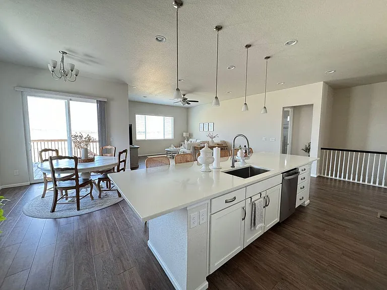 Open floor plan - kitchen/eating area/living room