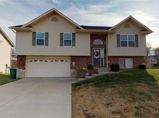 825 Pacific Crossing Dr, O'Fallon, IL 62269