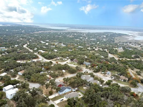 1062 Mountain View Dr, Canyon Lake, TX 78133